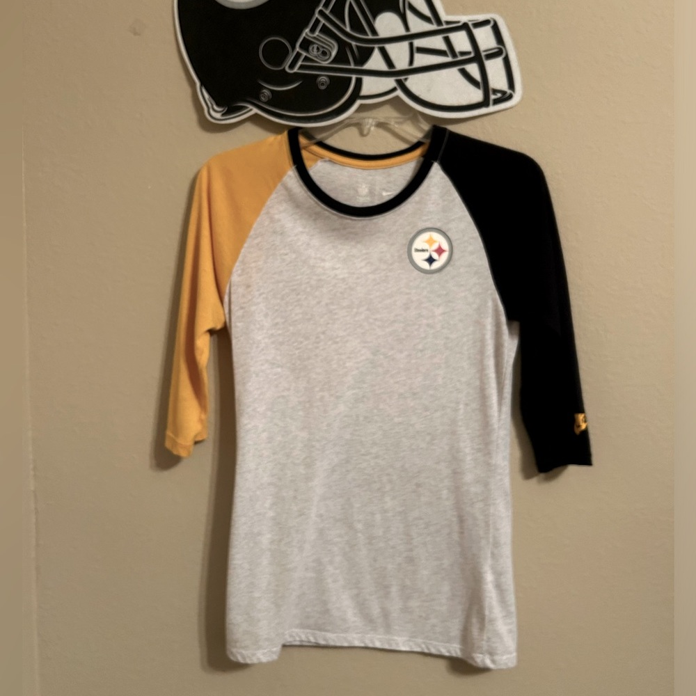 NIKE PITTSBURGH 🏈STEELERS T SHIRT. Size Small. Very cute & comfy. New W/O tags.